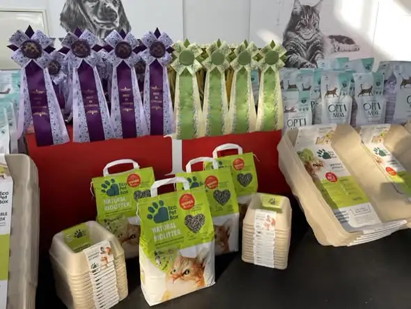 EcoPetBox disposable trays and Natural Biolitter next to Baltic Winner 2022 rosettes